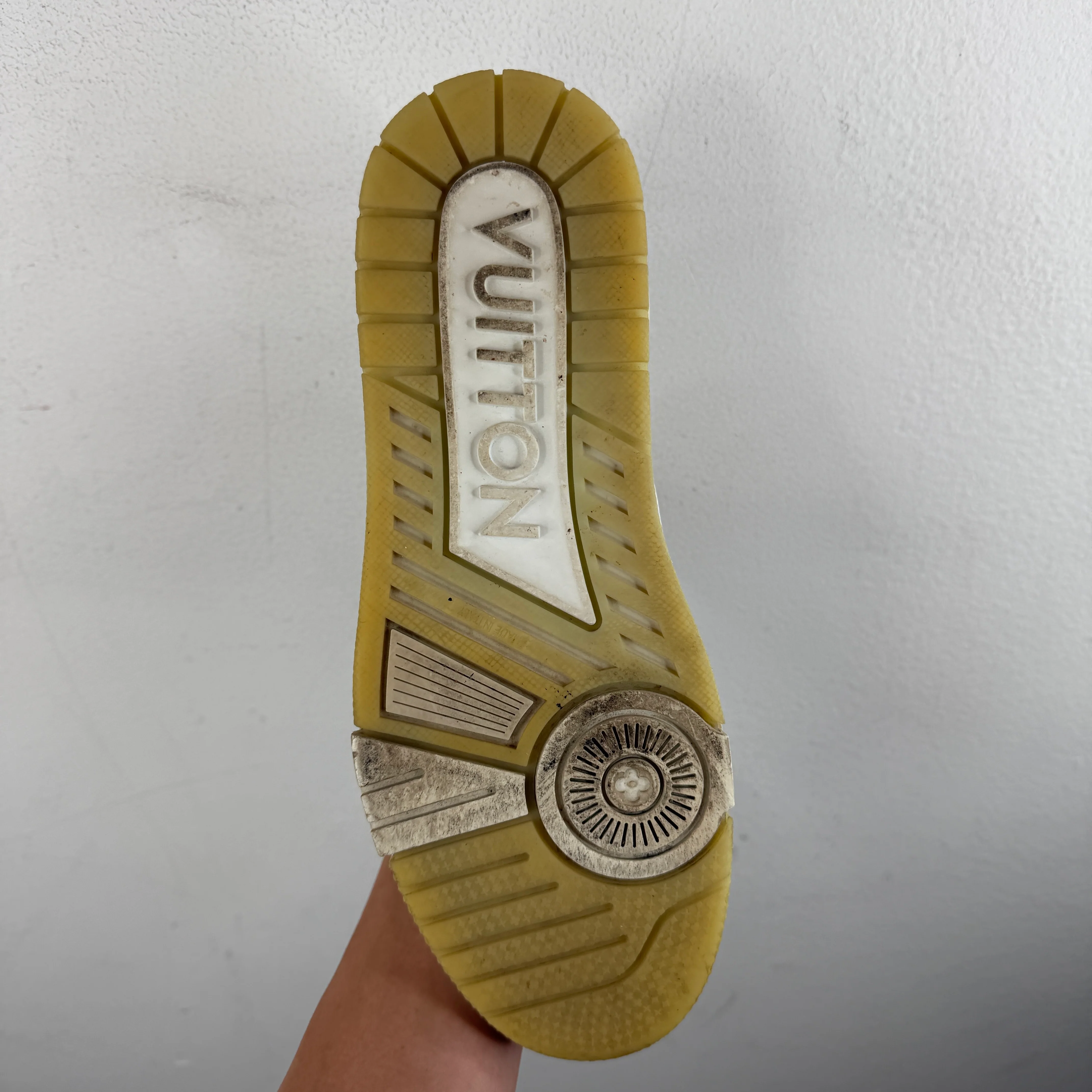Louis Vuitton White Low Top Trainers - Image 11