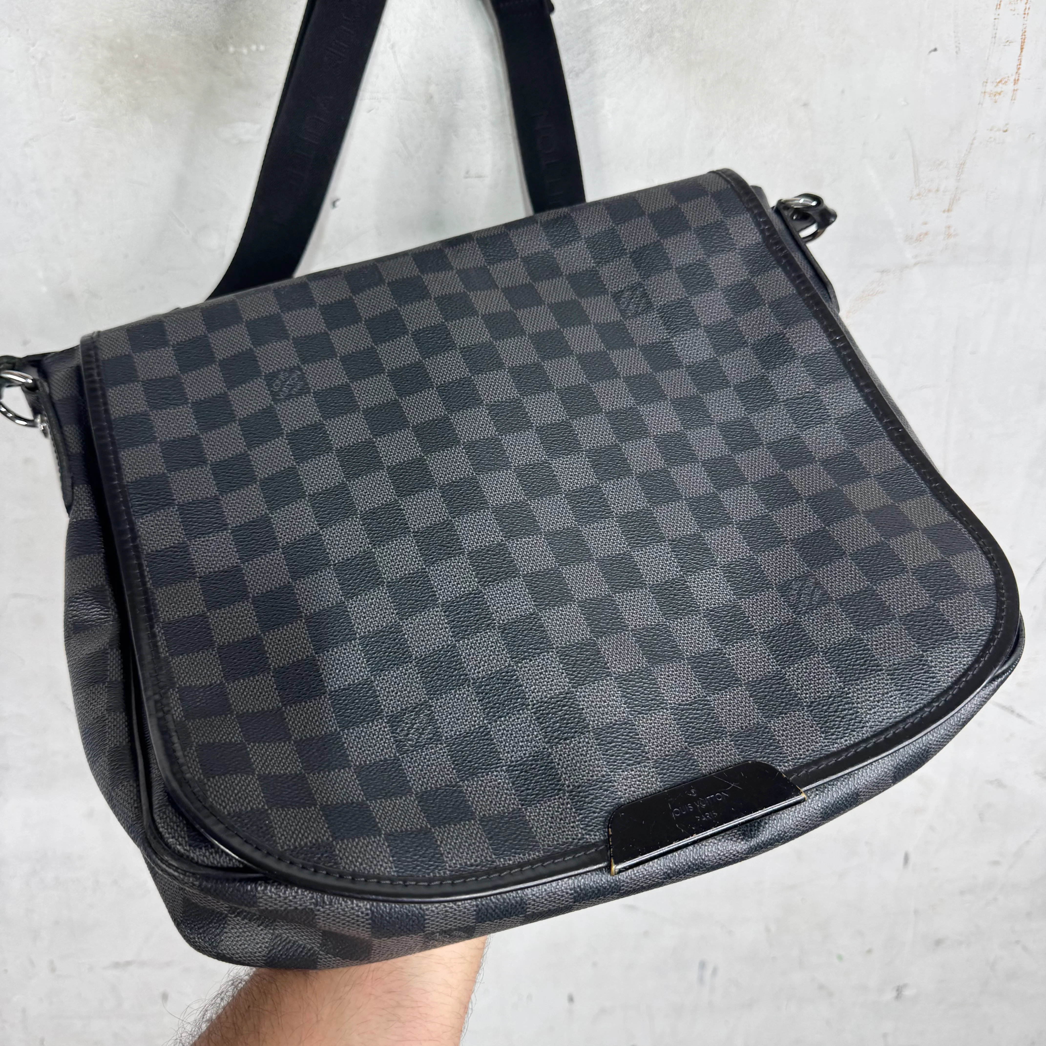 Louis Vuitton Black Damier Daniel Messenger Bag - Image 3
