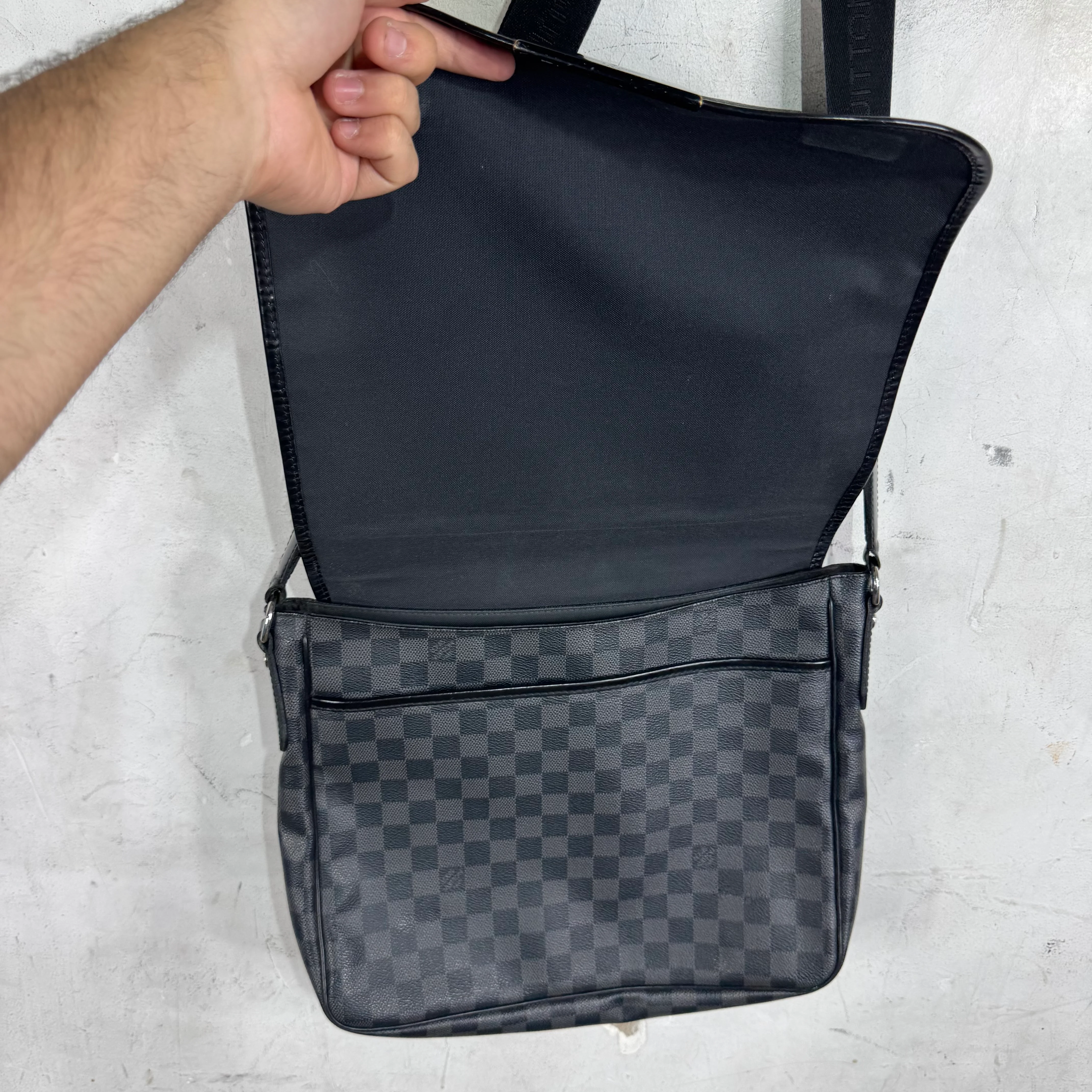Louis Vuitton Black Damier Daniel Messenger Bag - Image 6
