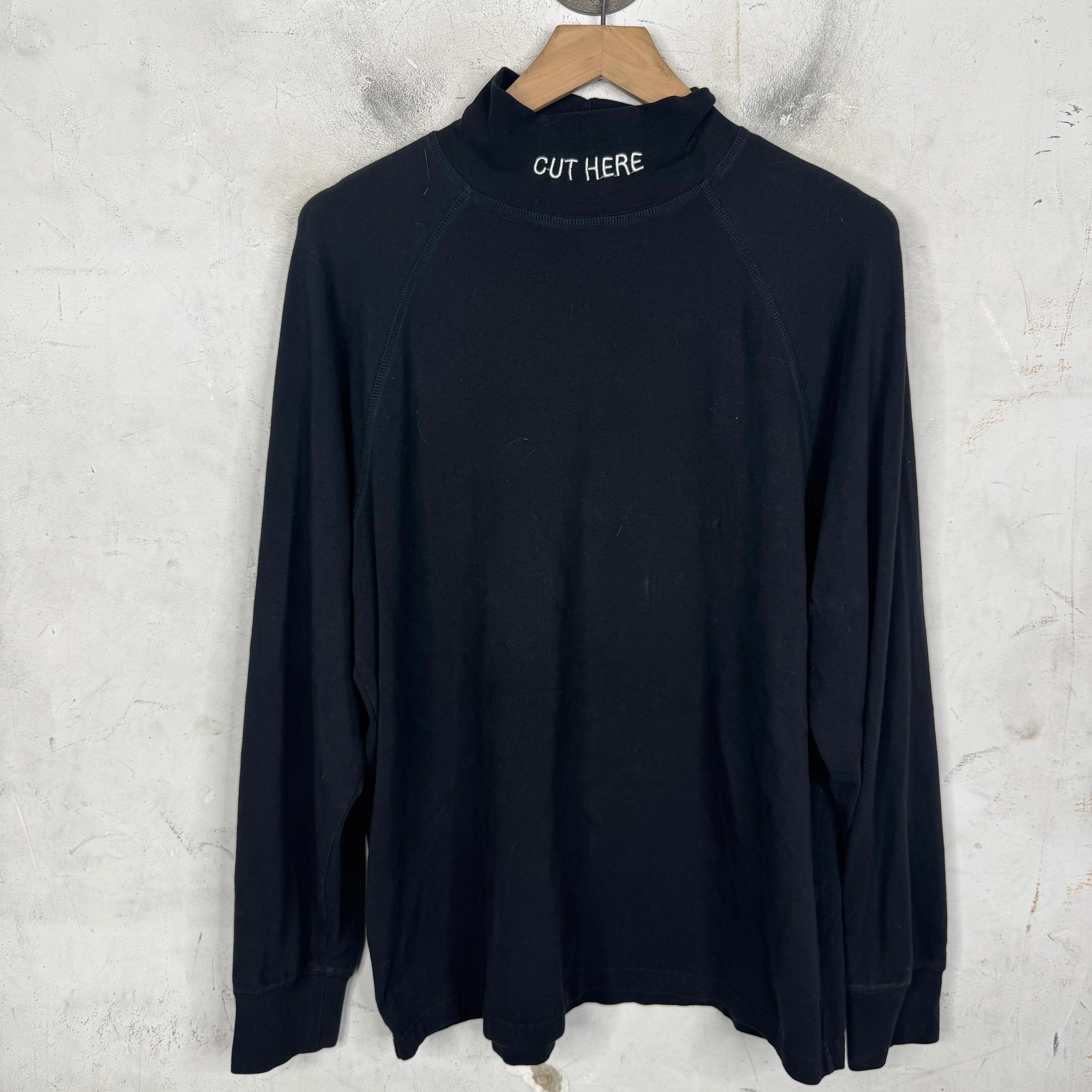 Vetememes Cut Here Mock-neck Shirt
